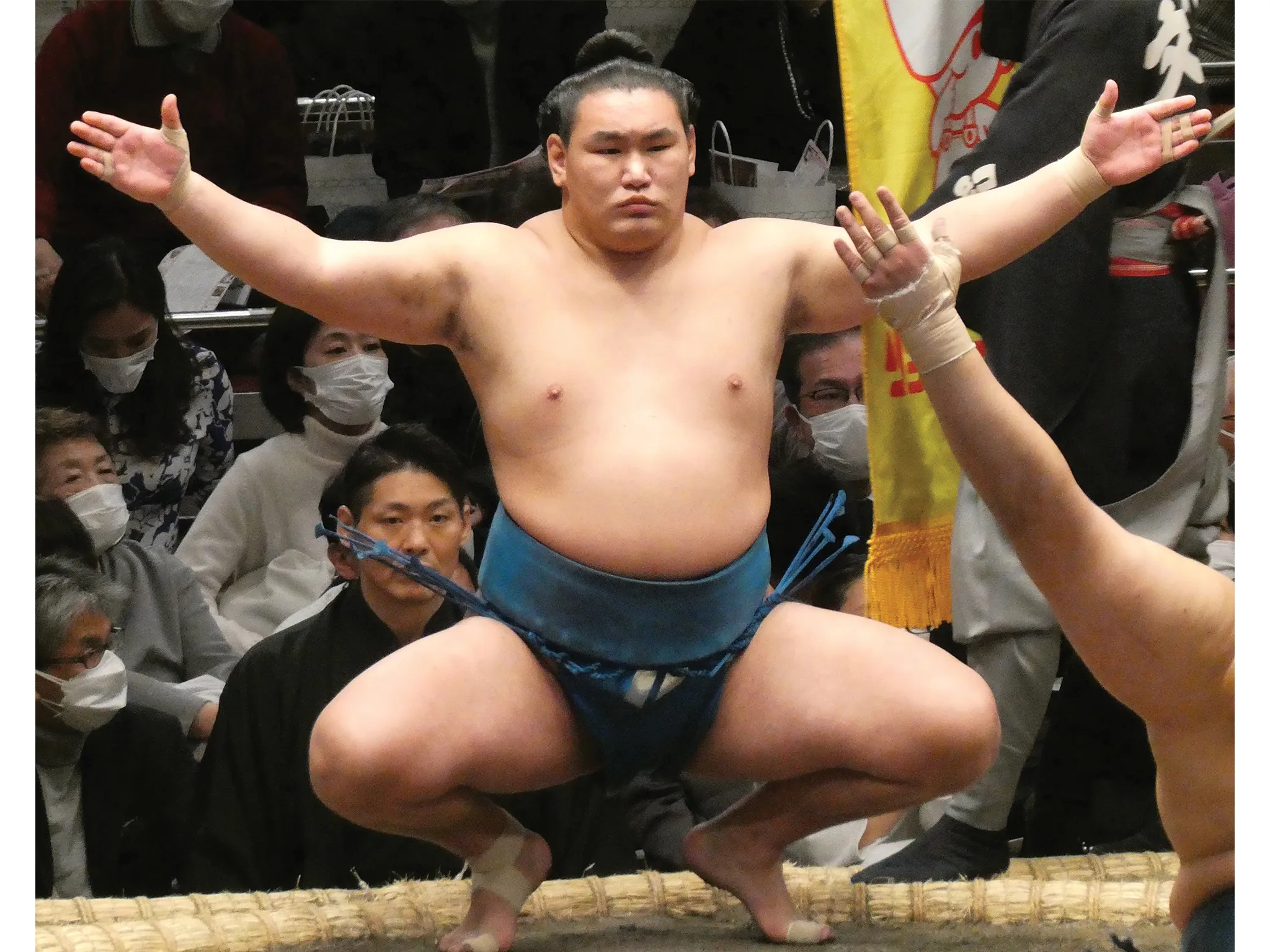 Hōshōryū saluant sur le dohyo (chiri chôzu)