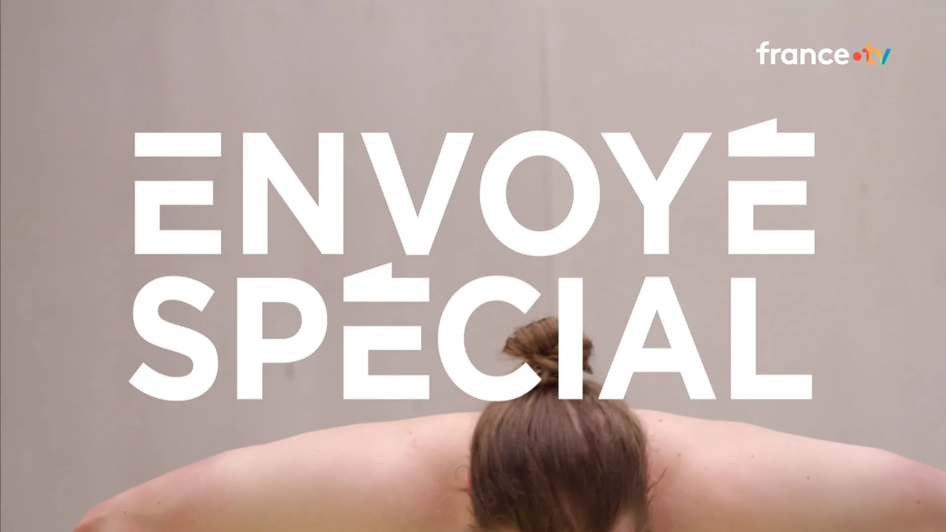 Au premier plan: 'Envoyé spécial. France.TV'. Au second plan, on voit le dessus du crane et
du dos d'un homme cheveux noué en chignon