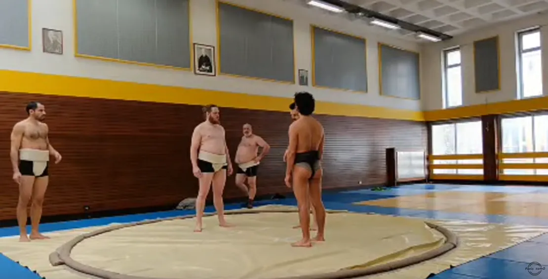 2 hommes sur un dohyo se faisant face