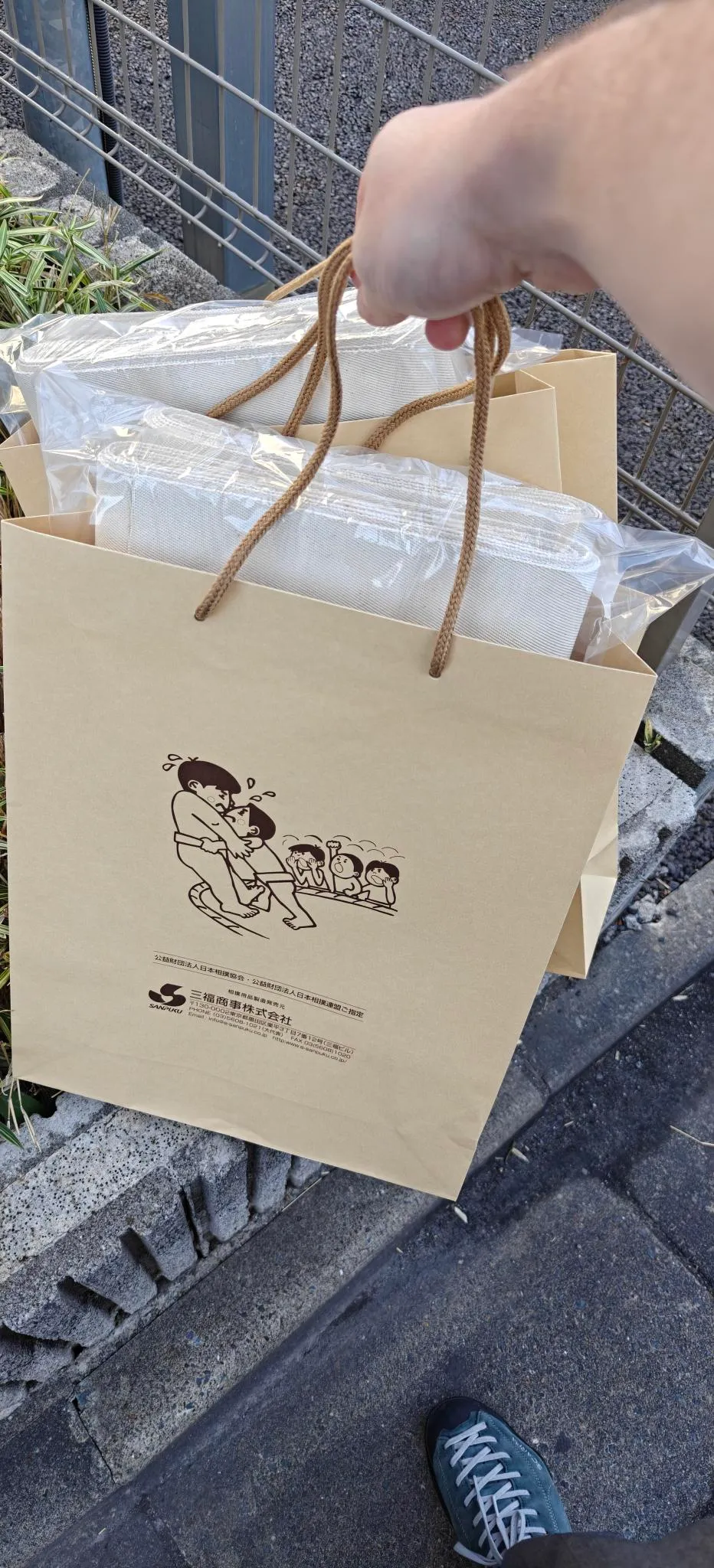 Photo d'un sac sur lequel on voit un dessin de 2 lutteurs sumo en plein effort