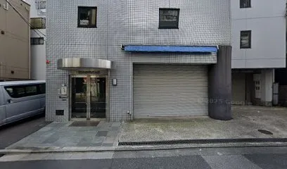 Photo d'un batiment avec une porte a gauche, et un garage a droite